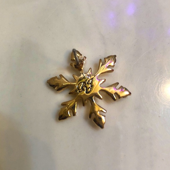 Betsey Johnson Gold Tone Snowflake Stud Earrings Crystal Accents NIB - Picture 9 of 11